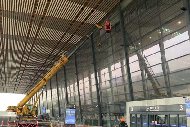 谷城玻璃幕墙维护和保养